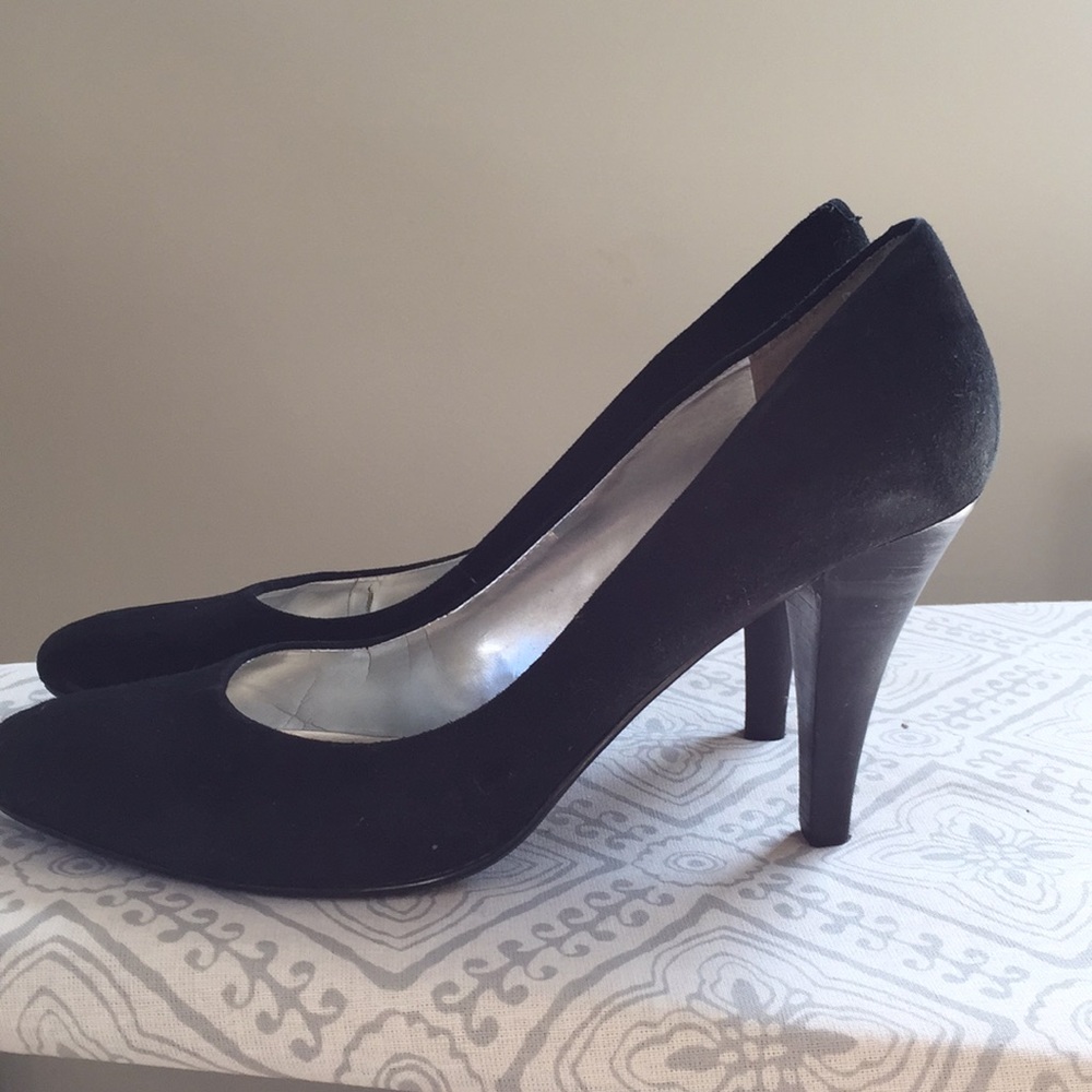 BANDOLINO  Classic black suede shoes.